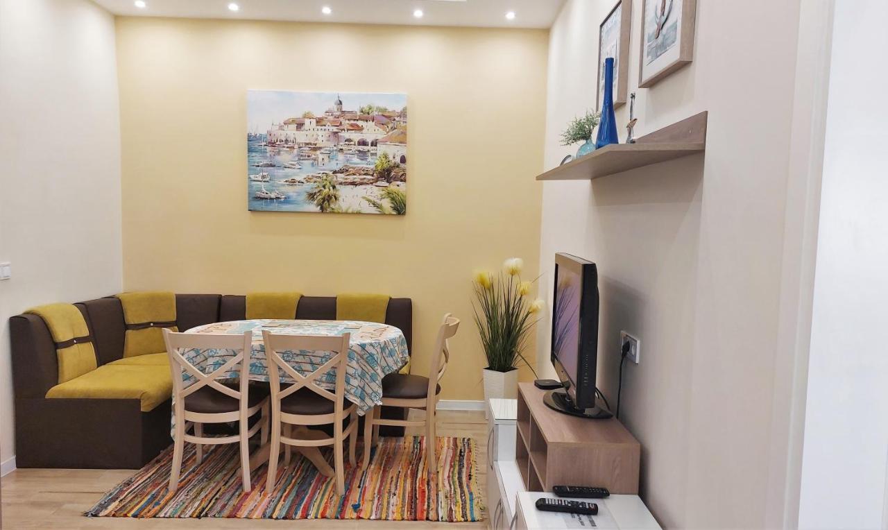 Апартамент Pink & Blue - 2Bdr With Balcony - Wi-Fi Várna Kültér fotó